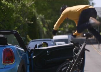 Op deze manier uit je auto stappen kun jij ongelukken met fietsers voorkomen!