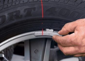 Dit gebeurt er als je te vroeg winterbanden onder je auto legt!