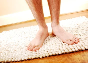 Dit is waarom je geen badmat moet neerleggen in de badkamer