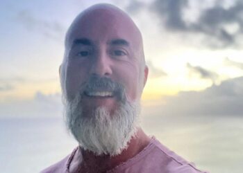 Brian (49): “Ik date alleen oudere vrouwen, omdat ik geen kinderen wil”