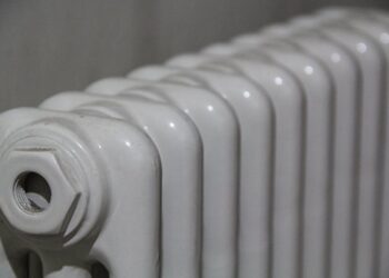 Dit is waarom je een bakje water op de kachel wil zetten