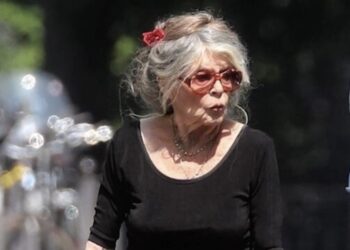 Ooit een beroemde ster, nu lopend met wandelstok.. maar wie is zij?