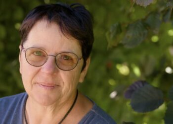 Henriette (66): ‘Elke fietser moet standaard een helm dragen’