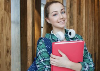 “Vera (21): ‘Ik werk alleen wat in mijn contract staat, geen seconde extra voor mijn baas’”