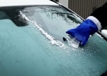 ZIEN: We gebruiken de ijskrabber helemaal verkeerd! Zo moet het wél!