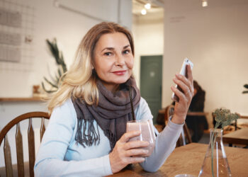 Karin (56): “Ze hoeven me echt geen oma te noemen hoor”