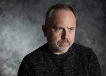 Jan (58): “De eikels van de boom van mijn buurman vallen op mijn auto, ze doen er g*dverdomme niets aan!”