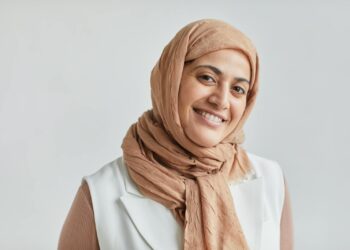 Karima (58): “Ik ben er trots op dat ik mijn hele leven een hoofddoek draag”