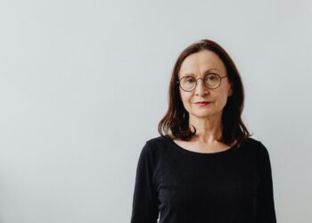 Mirjam (71): “Ik wil de feestdagen rustig doorbrengen, maar mijn familie heeft elk weekend iets gepland”