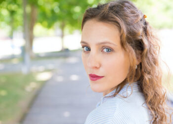 Iris (24): “Vrienden sluiten mij buiten omdat ik geen master heb gedaan”