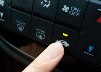 Let op: druk dit knopje in de auto niet te vaak in!