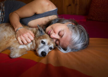 Lola (47): “Mijn man wil de hond in laten slapen, maar ik kan het gewoon niet”