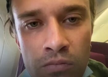 Mensen roepen om kindvrije vluchten na 26 uur durende reis met krijsende baby