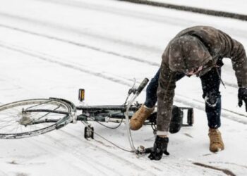 Bang voor gladheid op de fiets? Met deze simpele tip val je nooit meer!