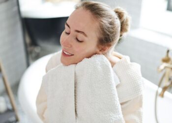 Met deze simpele truc maak jij jouw ruwe handdoeken zacht en pluizig