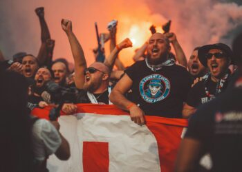 Dustin (22) is geen voetbalsupporter en komt voor het rellen