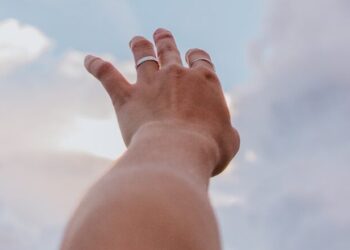 8 tekenen dat een overleden dierbare bij je is: kun jij ze herkennen?