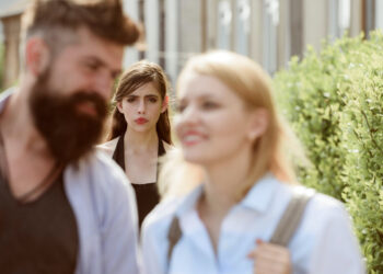 Jamie (26) boekt reis om bruiloft van vriendin te ontwijken