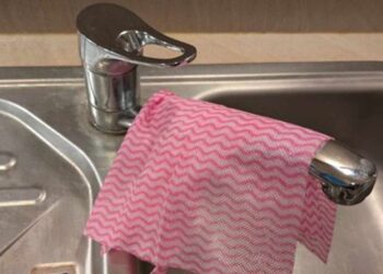 Waarom je geen natte doek oven de kraan heen moet hangen