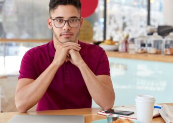 Lucas (29): Mijn ouders zijn rijk, maar ik zit in de schulden en krijg geen hulp van hen.