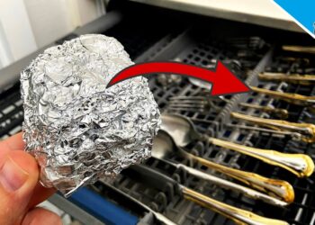 Waarom je altijd een bolletje aluminiumfolie in je vaatwasser moet doen!