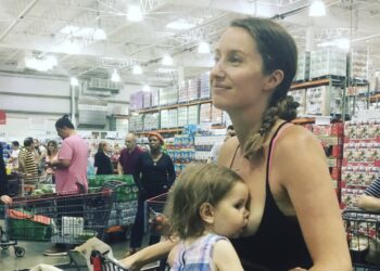 Moeder deelt gedurfde foto over borstvoeding in het openbaar