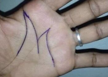 Waarom sommige mensen een ‘M’ op hun handpalm hebben