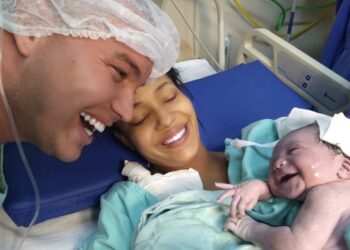 Beelden van ontroerende reactie van een pasgeboren baby op vader verovert het internet