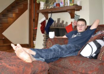 Jongen gooit vriendin en broer uit appartement vanwege hond