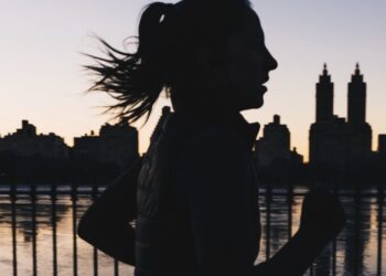 Jonge vrouw wordt achtervolgd door 3 mannen en verzint een verlossend idee