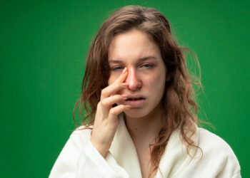 Niet snuiten maar snuiven: hierom moet je snot dus doorslikken