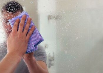 Met deze simpele truc heb je nooit meer vette vingers op je spiegel