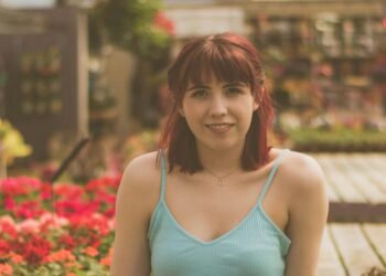 Eva (36): ‘Mijn buurman kijkt constant over de schutting – ik voel me in mijn eigen tuin bespied’