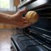Dit is waarom je broodjes NIET in de oven moet bakken!