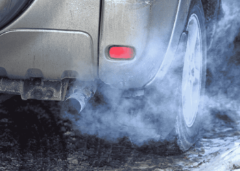 Dit is waarom uitlaatgassen van auto’s meer stinken in de winter
