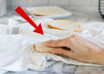 Dit is waarom ik altijd een sneetje brood gebruik om vlekken te verwijderen