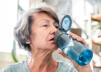 Dit is hoe bizar veel schimmels en bacteriën in jouw herbruikbare drinkfles zitten