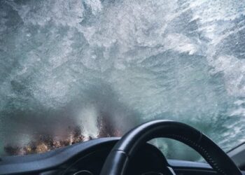 Autoruit aan de binnenkant bevroren? Dit kun je het beste doen