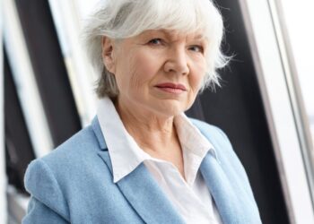 Esther (63): “Ik ben zo jaloers dat mijn dochter haar schoonmoeder leuker vindt dan mij”