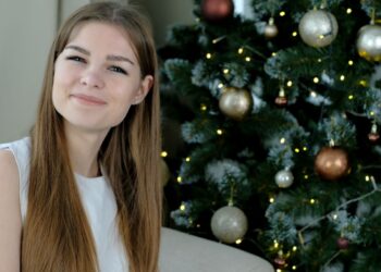 Kim (28): ”Ik ben te lui om de kerstboom af te tuigen dus laat ik hem staan tot eind maart.”