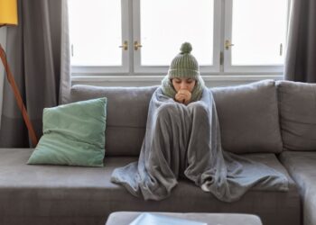 Rifka (38): ”Ik voel me niet welkom bij m’n broer. Hij zet de verwarming te laag.”