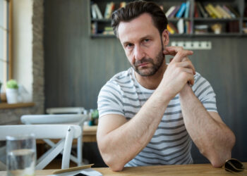 Ronald (43): ”Mijn kinderen mogen niet meer thuiskomen van mijn nieuwe vriendin..”