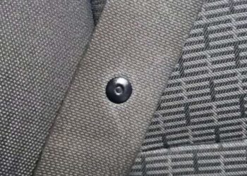 Waar dient het kleine knopje op de veiligheidsgordel voor.. Bijna niemand weet het