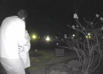 Man ontdekt geheime relatie van zijn vrouw met de buurman via slimme deurbelcamera