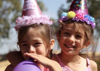 Tina: “Ik nodigde mijn dochter haar hele klas uit voor een kinderfeestje. Op een meisje na.”
