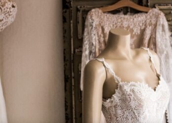 Annemarie’s halfzus trok een trouwjurk aan naar haar bruiloft. “Huilend verliet ze het feest.”