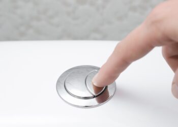 Dit is waar de 2 knoppen voor dienen bij het toilet (het is niet wat je denkt!)