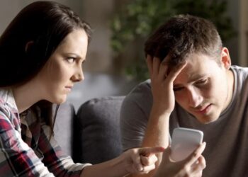 Kim betrapte haar verloofde met de buurvrouw. Wat hij daarna deed is nog veel walgelijker