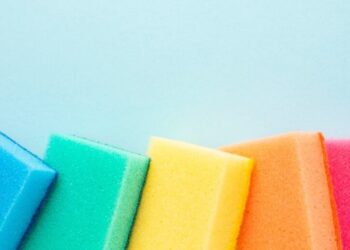 Je gebruikt sponsen al je hele leven fout! Dit is wat de kleuren écht betekenen