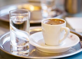 Aha, daarom krijg je dus een glaasje water voorgeschoteld bij je koffie